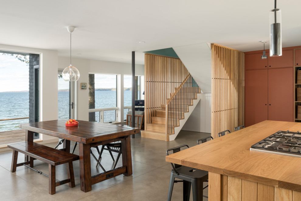 Mittelgroße Moderne Treppe in U-Form mit Holzwänden und Holz-Setzstufen in New York