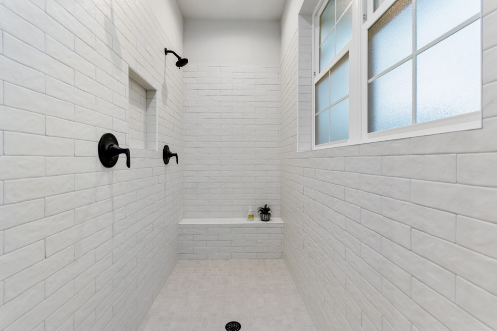 Пример оригинального дизайна: главная ванная комната среднего размера в стиле кантри с фасадами с выступающей филенкой, темными деревянными фасадами, душем в нише, раздельным унитазом, белой плиткой, плиткой кабанчик, серыми стенами, врезной раковиной, столешницей из кварцита, бежевым полом, открытым душем, белой столешницей, сиденьем для душа, тумбой под две раковины, встроенной тумбой и полом из керамической плитки
