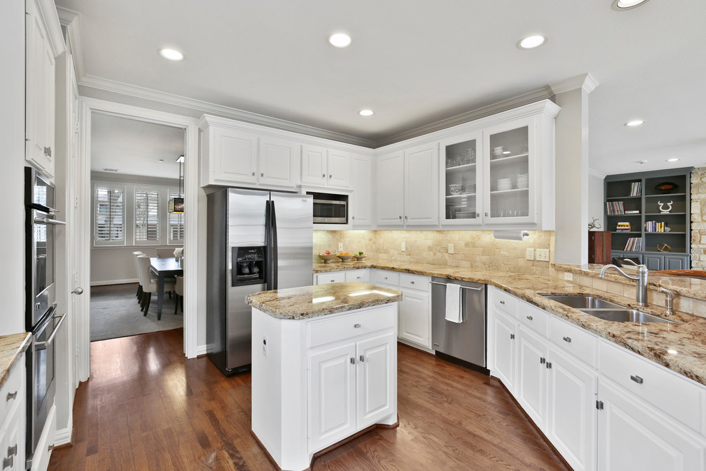 Transitional kitchen photo in Dallas