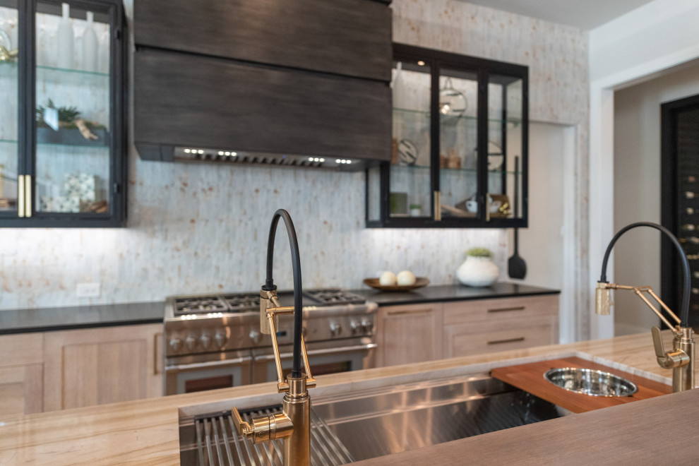 На фото: кухня в стиле модернизм с столешницей из кварцита, фартуком из керамической плитки и светлым паркетным полом