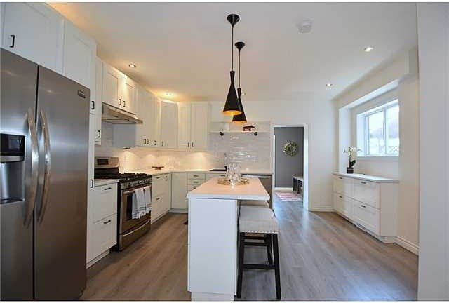 Kitchen - transitional kitchen idea in Toronto