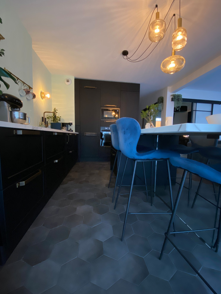 Aménagement d'une grande cuisine ouverte linéaire moderne avec plan de travail en marbre, une crédence en céramique, tomettes au sol, îlot, un sol bleu et un plan de travail blanc.
