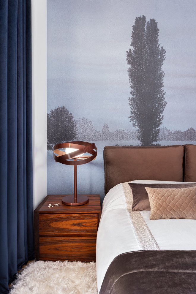 Imagen de dormitorio principal clásico renovado con paredes grises, suelo de madera clara y papel pintado