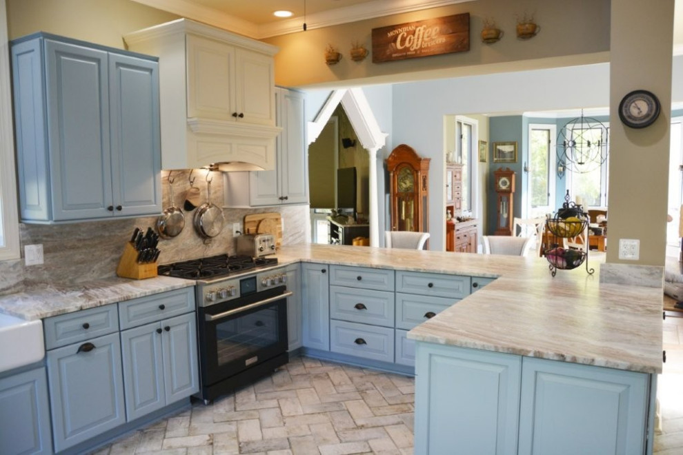 Kitchen - kitchen idea in Chicago