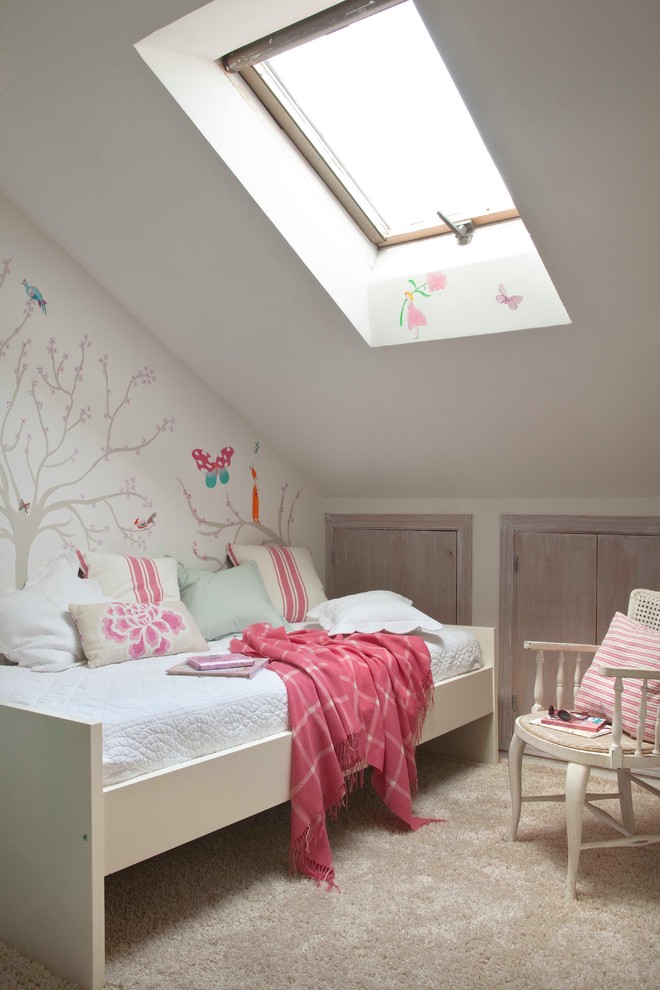 Photo of a mid-sized traditional kids' bedroom for girls and kids 4-10 years old in Madrid with multi-coloured walls and carpet.