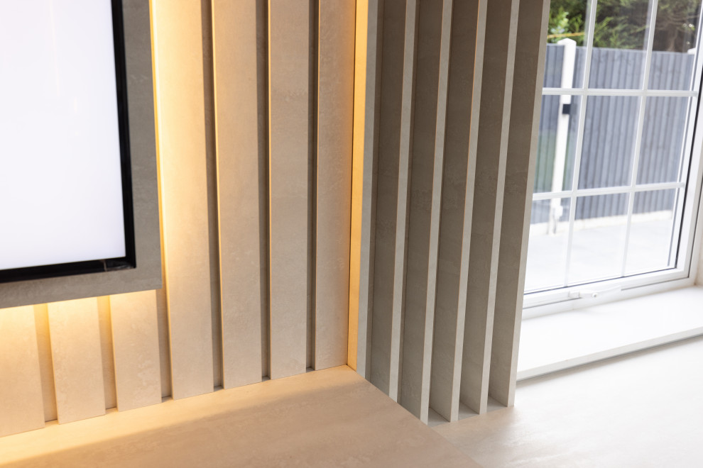 Modelo de salón para visitas abierto minimalista grande con paredes beige, suelo de madera oscura, todas las chimeneas, marco de chimenea de madera, pared multimedia, suelo negro y papel pintado