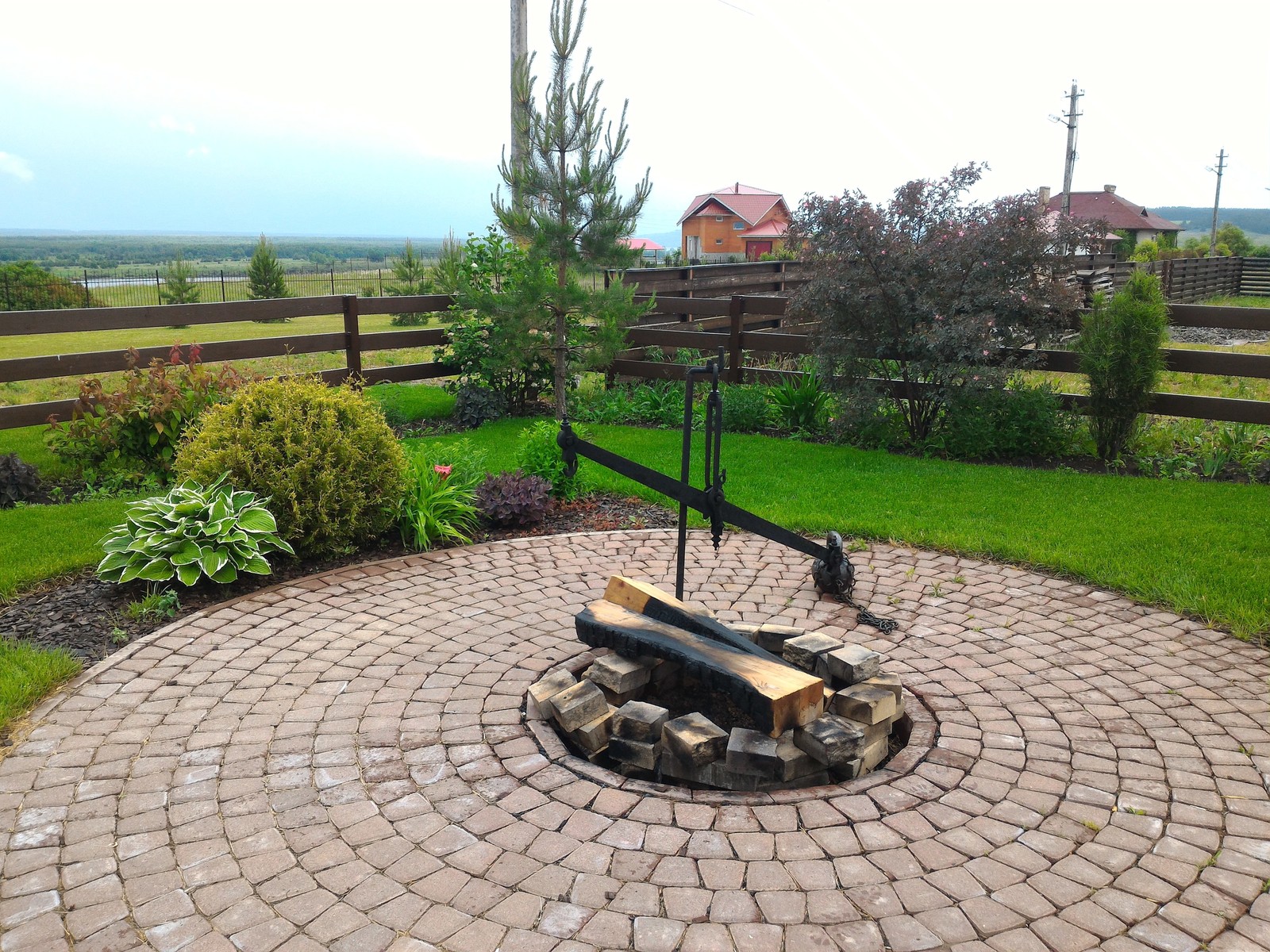 Дикое костровще с подвесом для котла