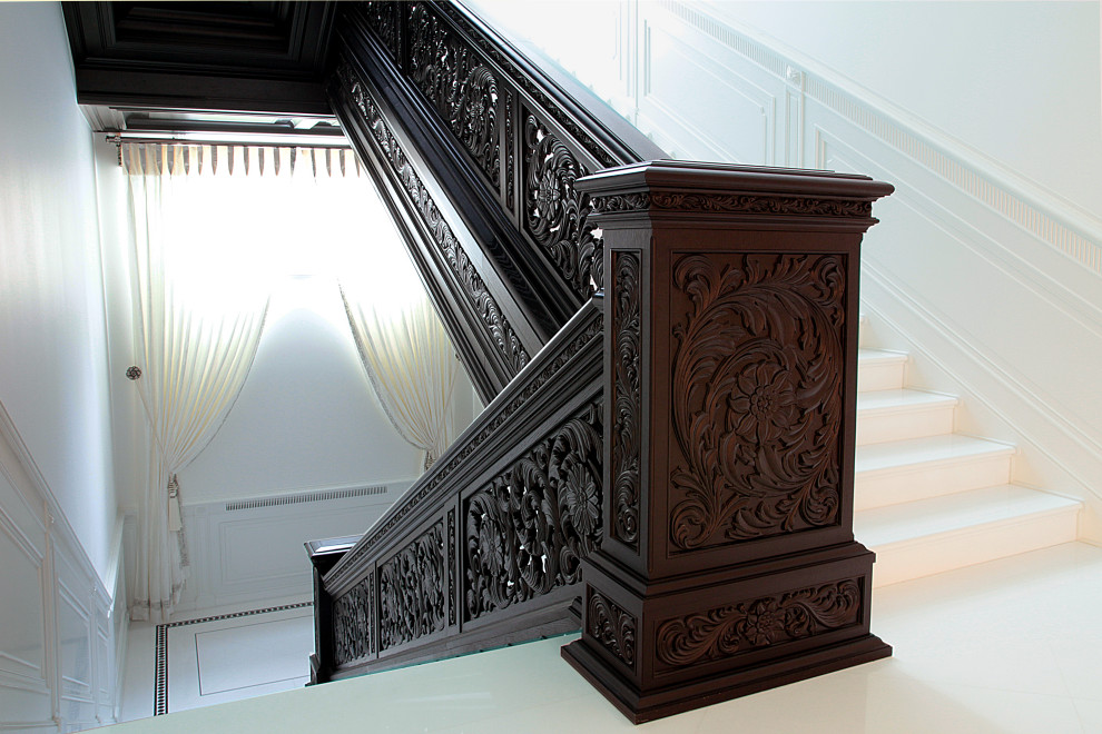 Design ideas for a large traditional staircase in Moscow.
