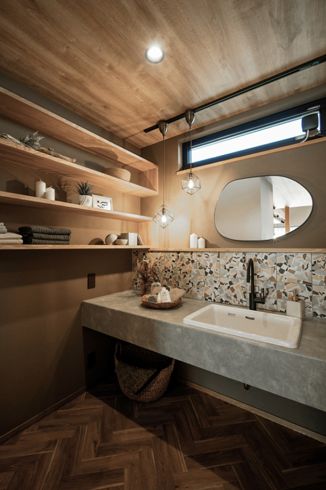 Idées déco pour un WC et toilettes scandinave avec un placard sans porte, des portes de placard grises, un mur marron, une grande vasque, un plan de toilette gris, meuble-lavabo encastré, un plafond en papier peint et du papier peint.