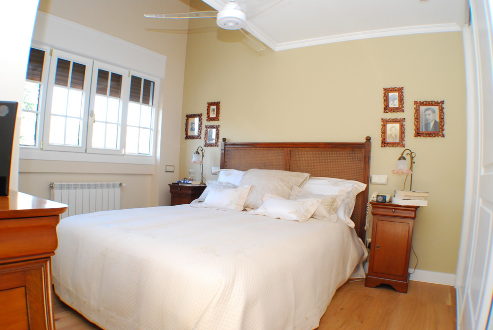 Foto de dormitorio actual con suelo de madera clara