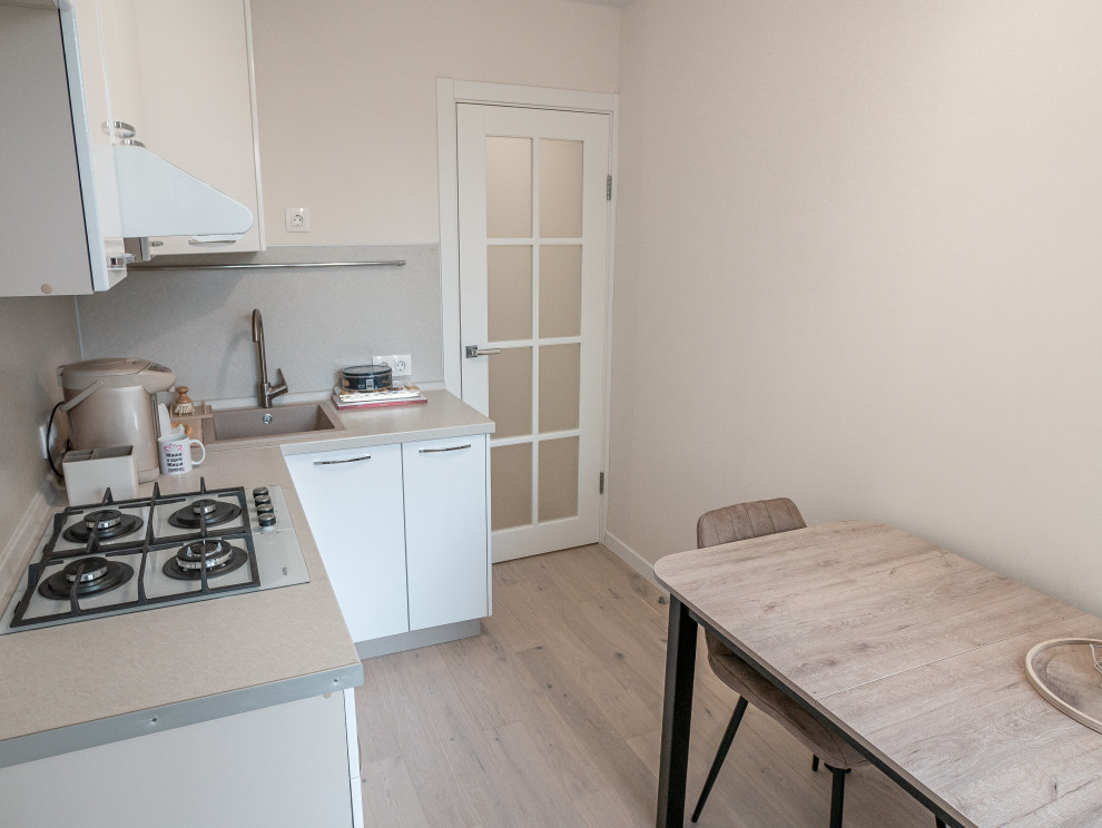 Светлая небольшая кухня 2