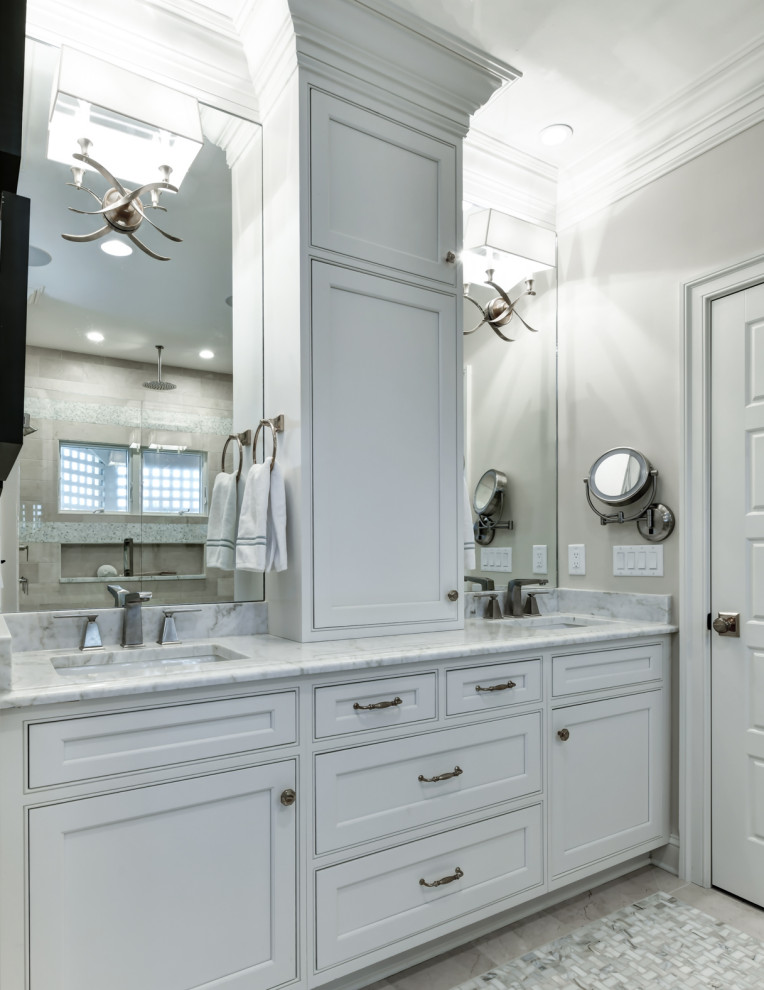 Imagen de cuarto de baño principal, doble y a medida tradicional de tamaño medio con armarios con rebordes decorativos, puertas de armario blancas, suelo de mármol y lavabo bajoencimera