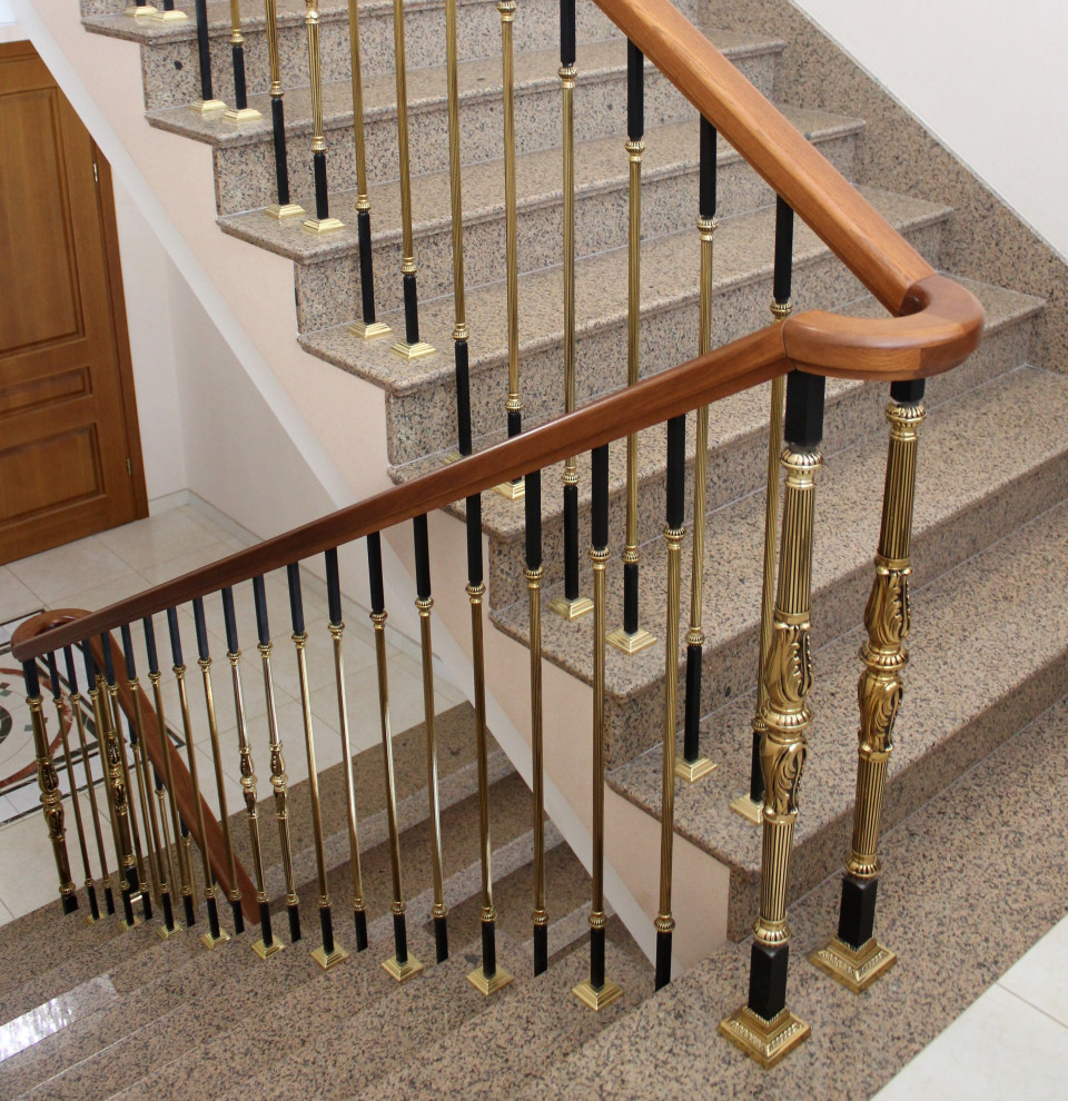 Лестница с позолоченным ограждением