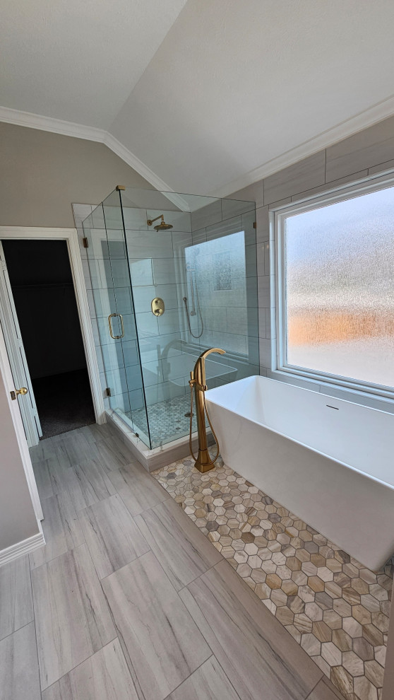 This is an example of a modern bathroom in Dallas.