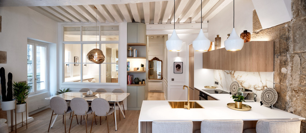 Bild på ett funkis vit vitt kök och matrum, med en enkel diskho, vitt stänkskydd, integrerade vitvaror, ljust trägolv och en köksö