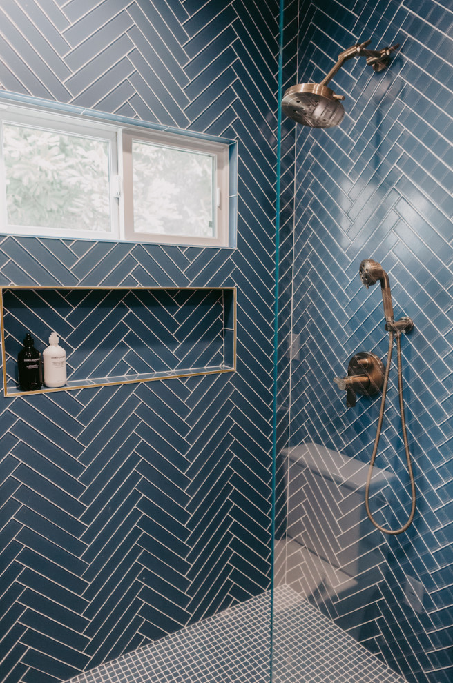 Exempel på ett mellanstort eklektiskt flerfärgad flerfärgat badrum för barn, med skåp i ljust trä, en dusch i en alkov, blå kakel, glaskakel, flerfärgade väggar, klinkergolv i keramik, ett undermonterad handfat, blått golv och dusch med gångjärnsdörr