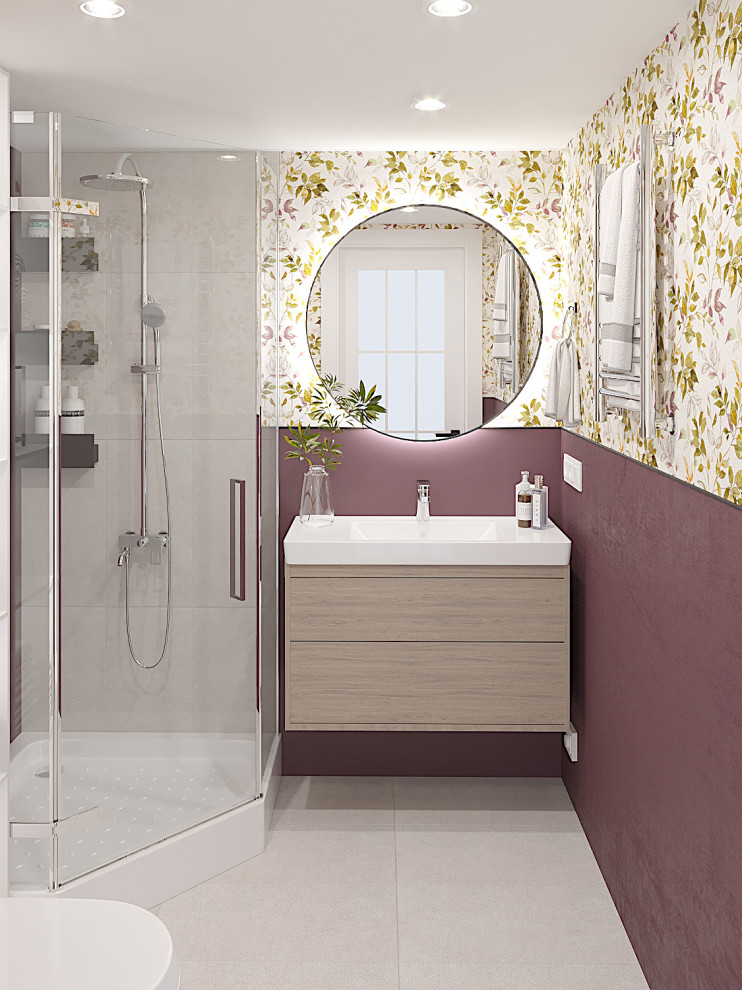 Идея дизайна: маленькая ванная комната в стиле ретро с плоскими фасадами, светлыми деревянными фасадами, угловым душем, инсталляцией, бежевой плиткой, керамогранитной плиткой, разноцветными стенами, полом из керамогранита, душевой кабиной, подвесной раковиной, бежевым полом, душем с распашными дверями, белой столешницей, зеркалом с подсветкой, тумбой под одну раковину, подвесной тумбой и обоями на стенах для на участке и в саду