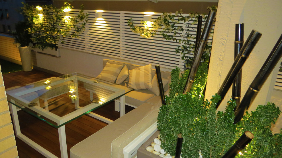 Modelo de terraza moderna en anexo de casas con privacidad y barandilla de varios materiales