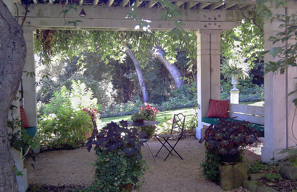 Photo of a traditional garden in Santa Barbara.