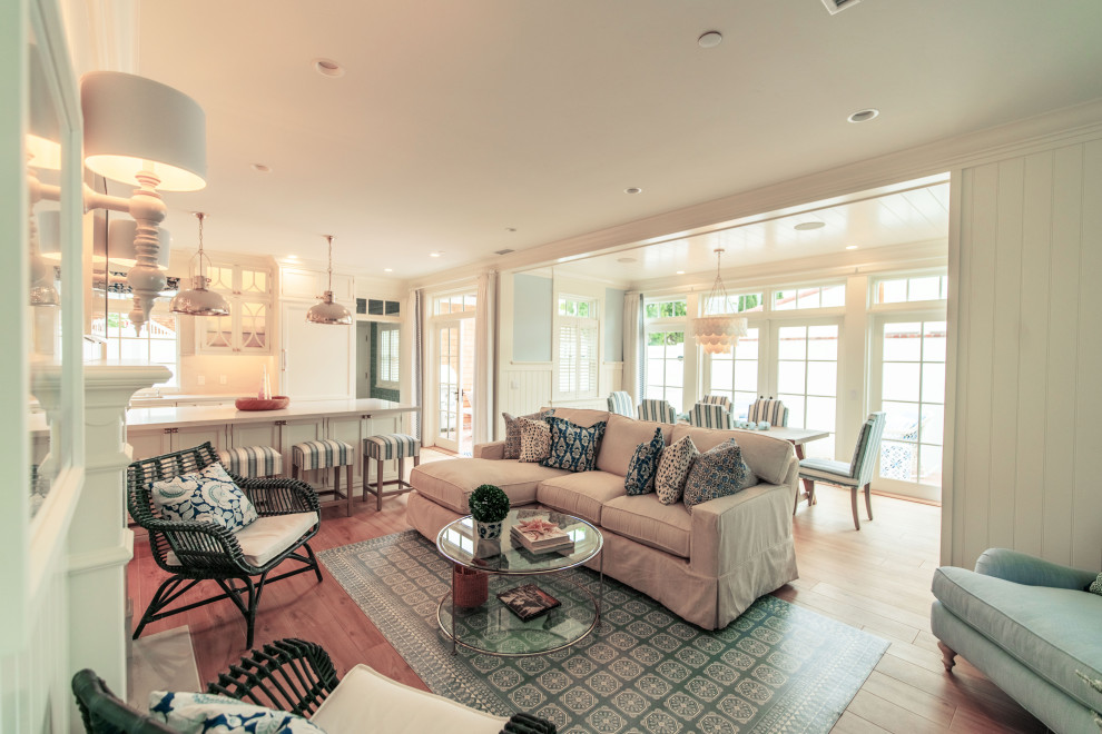 Mittelgroßes, Offenes Maritimes Wohnzimmer mit weißer Wandfarbe, Keramikboden, grauem Boden und Wandpaneelen in San Diego