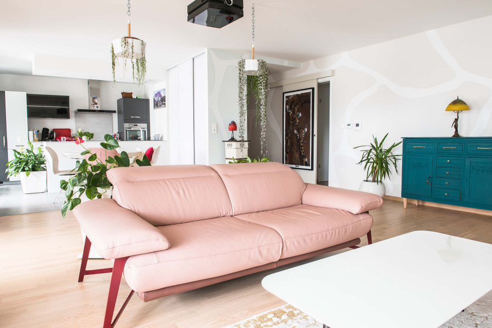 Immagine di un soggiorno minimal con pareti bianche, parquet chiaro e nessun camino