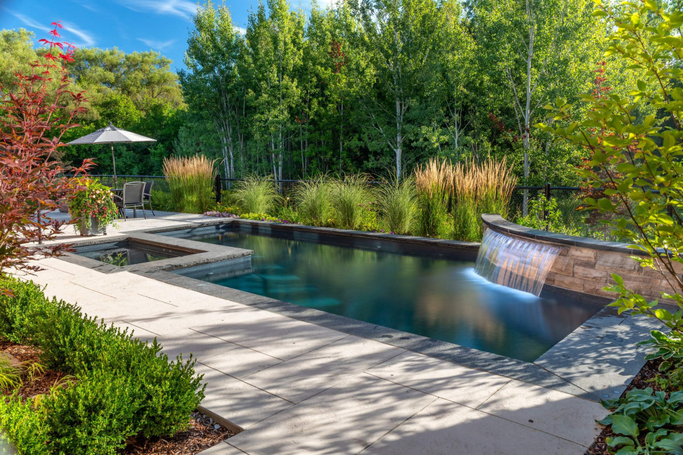 Aménagement d'un petit piscine avec aménagement paysager arrière classique rectangle avec du béton estampé.
