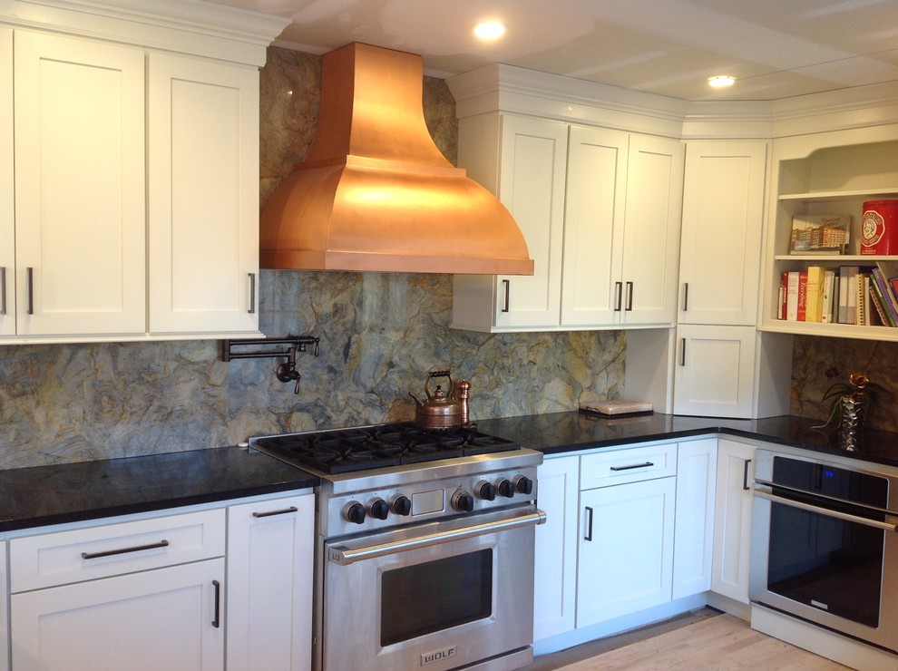 Using Stone to Create a Dramatic Backsplash