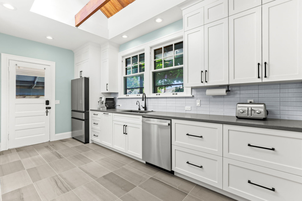 Example of a transitional home design design in Portland