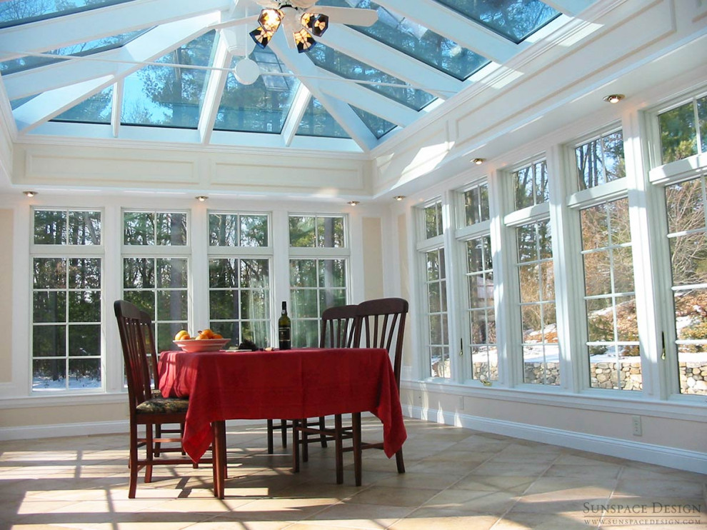 Immagine di una grande veranda tradizionale con pavimento in ardesia, soffitto in vetro e pavimento beige