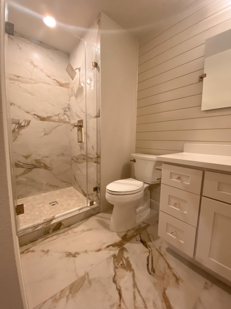 Idéer för att renovera ett litet vintage vit vitt badrum med dusch, med skåp i shakerstil, grå skåp, en dusch i en alkov, en toalettstol med hel cisternkåpa, flerfärgad kakel, travertinkakel, grå väggar, travertin golv, bänkskiva i akrylsten, flerfärgat golv och dusch med gångjärnsdörr