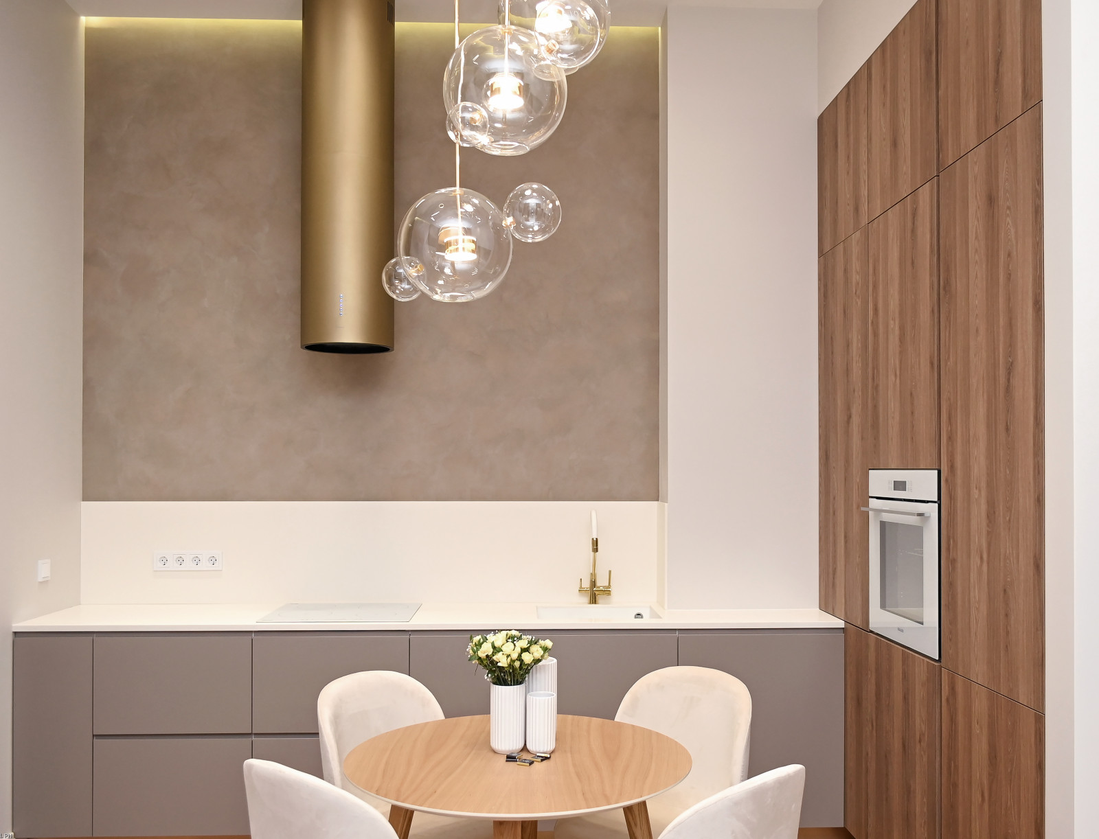 Реализация ЖК "Болконский", квартира с потолками 3,6 метра.