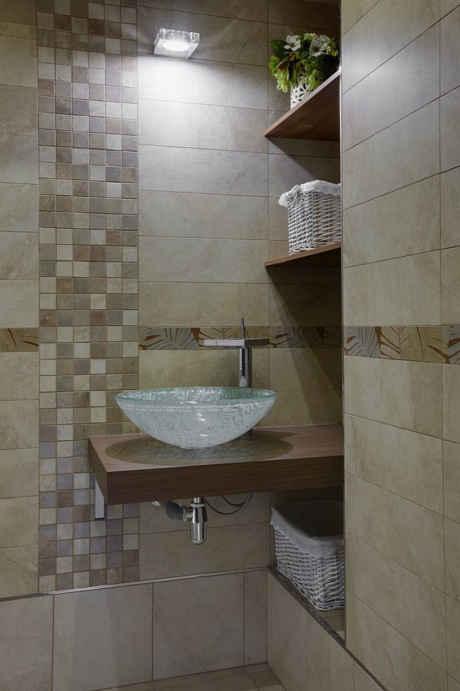 по обе стороны стекла