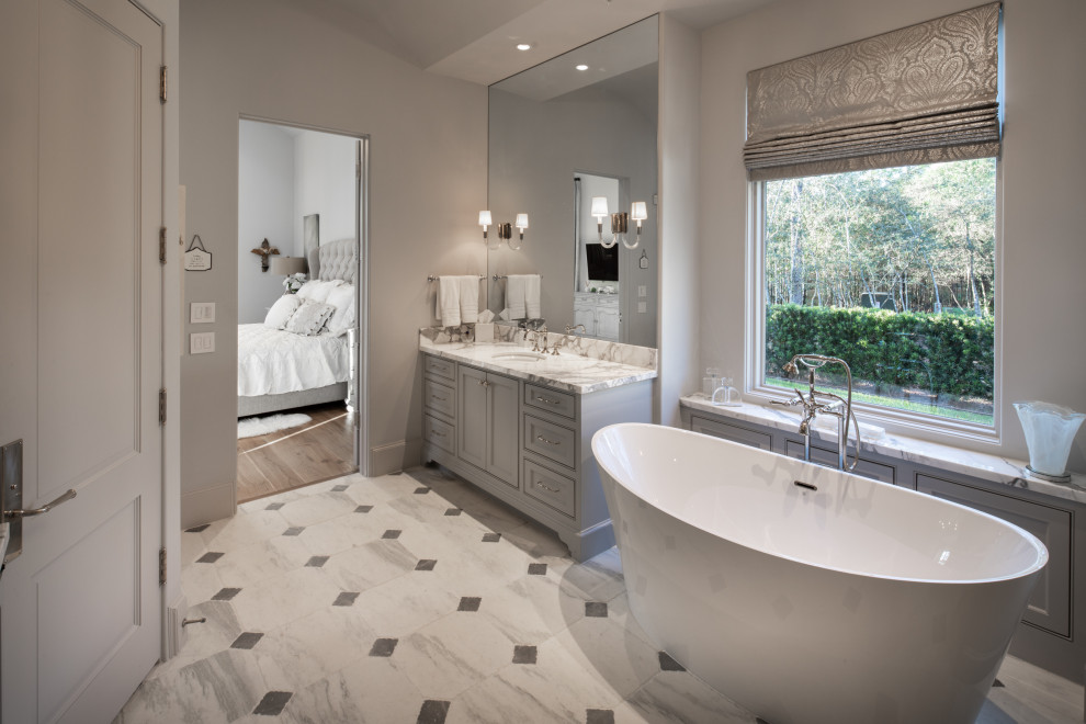 Cette image montre une salle de bain méditerranéenne.