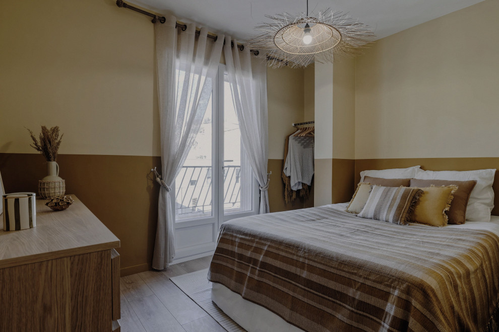 Свежая идея для дизайна: спальня среднего размера, в белых тонах с отделкой деревом в средиземноморском стиле с желтыми стенами, паркетным полом среднего тона и коричневым полом без камина - отличное фото интерьера
