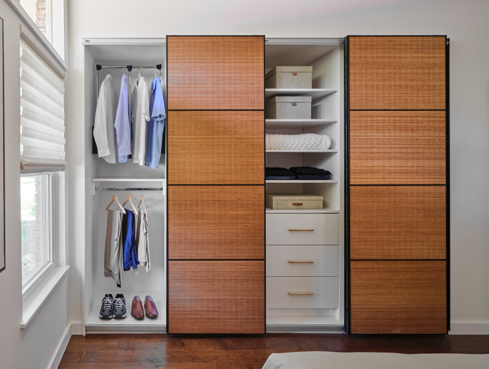 Modelo de armario y vestidor abovedado vintage de tamaño medio con suelo de madera en tonos medios y suelo marrón