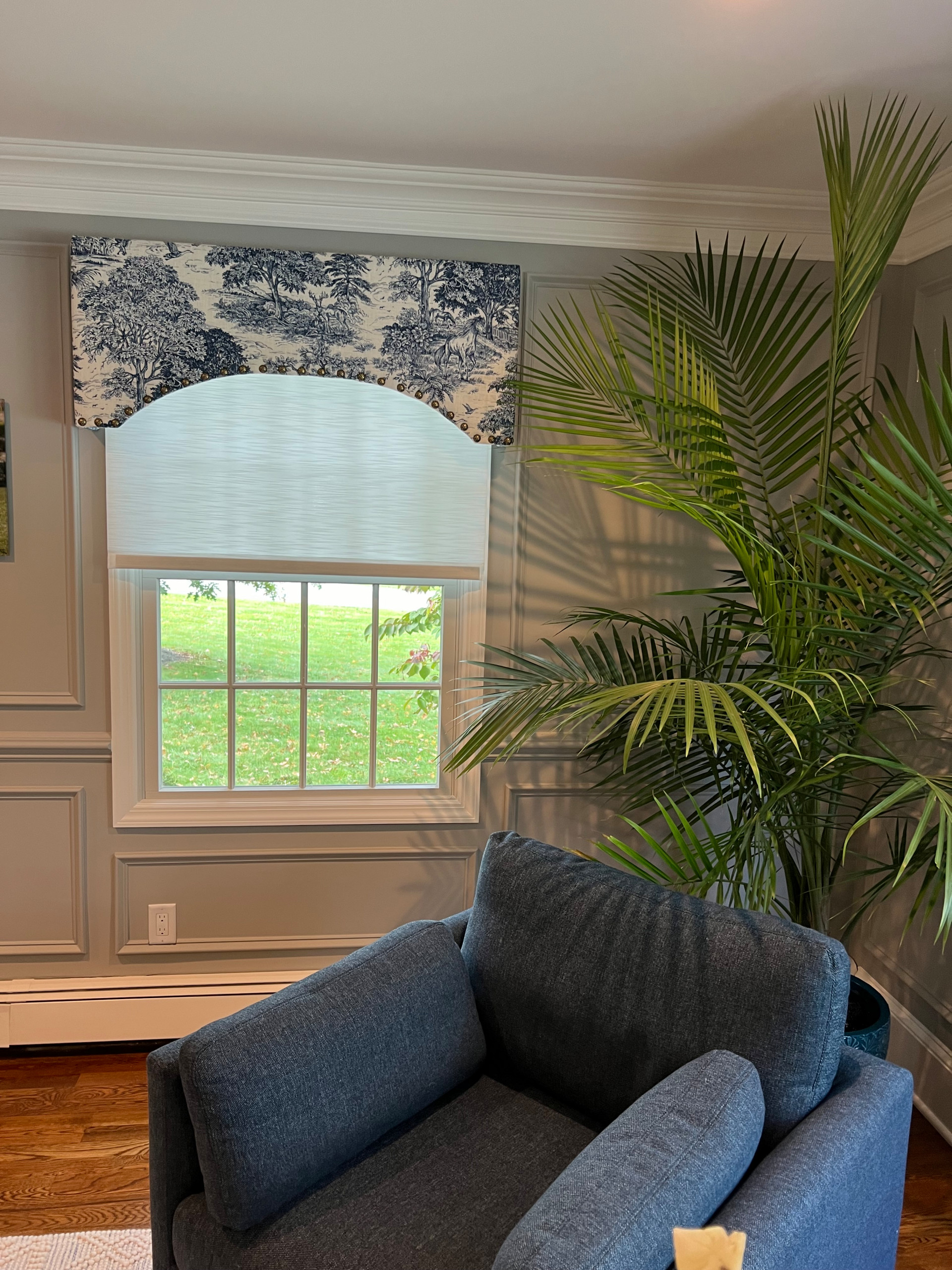 Arched Cornice Living Room Roller Shades