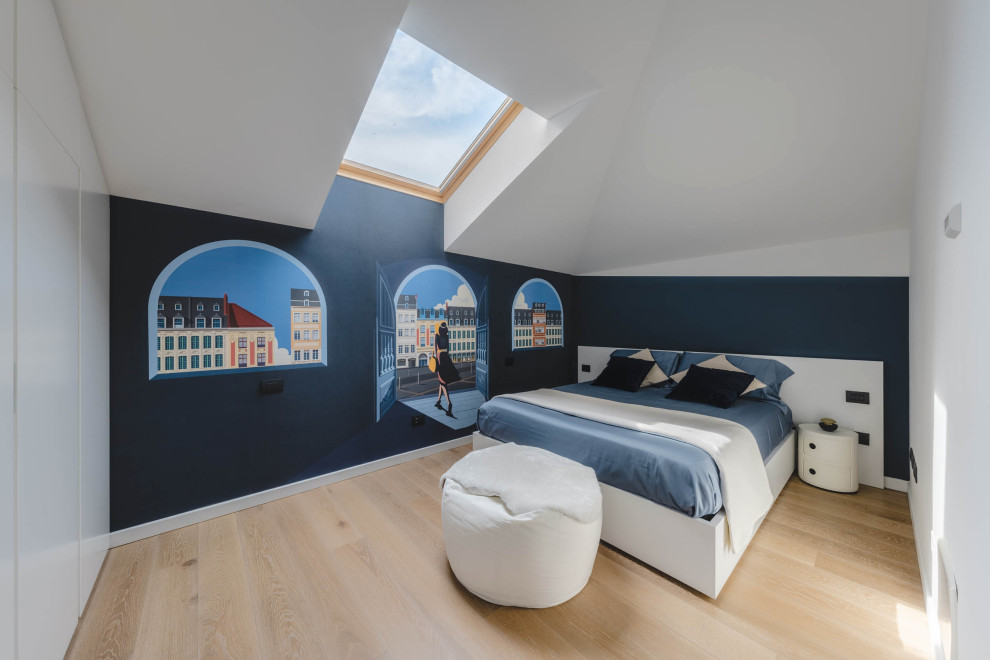 Modelo de dormitorio principal, blanco y blanco y madera actual pequeño con paredes azules, suelo de madera clara, suelo beige y papel pintado