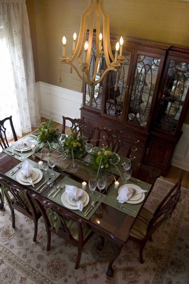 Aménagement d'une salle à manger ouverte sur la cuisine classique de taille moyenne avec un mur marron.