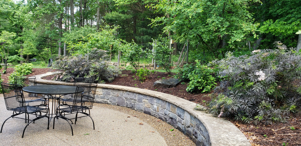 Foto di un giardino formale stile americano esposto in pieno sole di medie dimensioni e davanti casa in estate con un ingresso o sentiero e pavimentazioni in pietra naturale