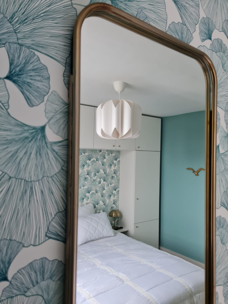 Стильный дизайн: хозяйская спальня среднего размера в морском стиле с ковровым покрытием, бежевым полом, синими стенами и обоями на стенах без камина - последний тренд
