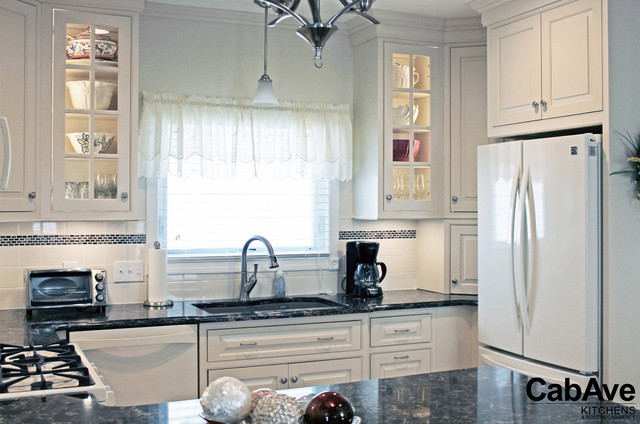 Traditional Eggshell White Kitchen With Peninsula Traditional