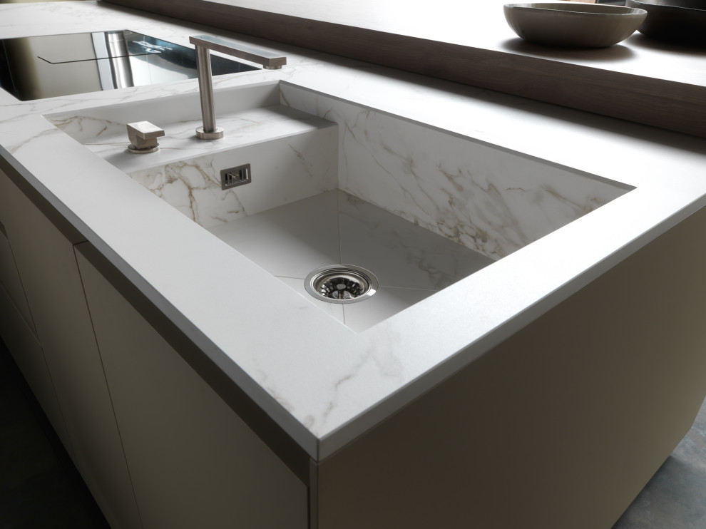 Idee per una grande cucina moderna con lavello sottopiano, ante lisce, ante beige, top in legno, pavimento in cemento e pavimento grigio