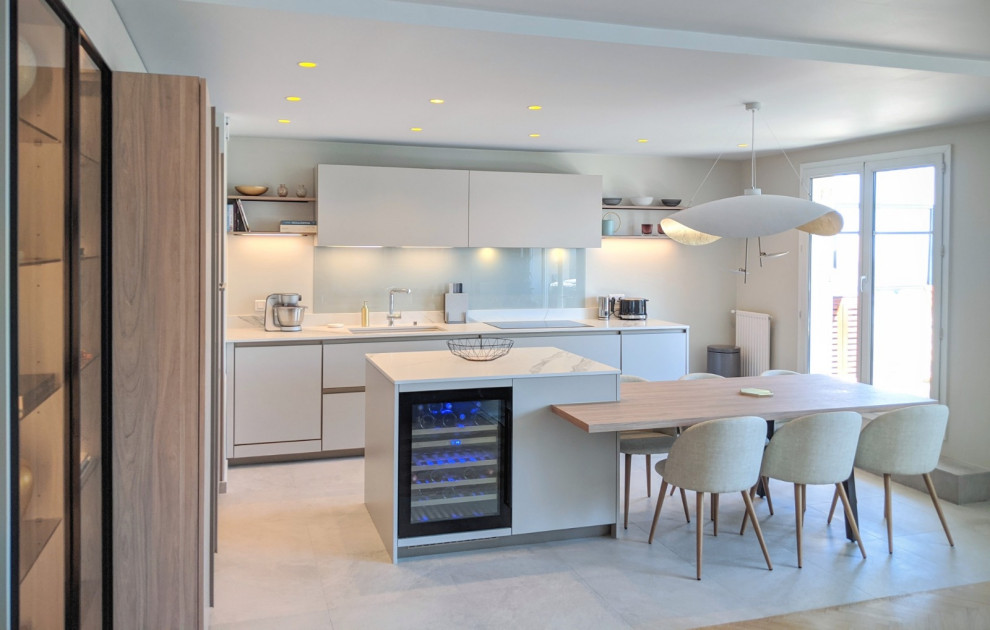 Large modern galley eat-in kitchen in Florence with an undermount sink, glass-front cabinets, white cabinets, quartz benchtops, white splashback, matchstick tile splashback, stainless steel appliances, ceramic floors, with island, grey floor, white benchtop and recessed.