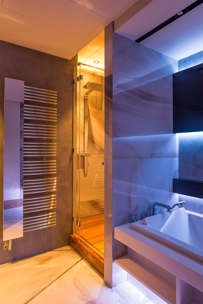 Ванная из оникса, снятая тремя разными сценариями освещения. ЖК "Алые Паруса".