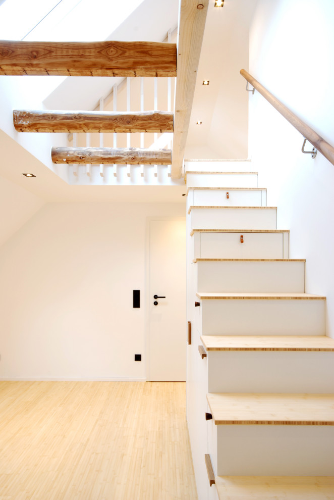 Exemple d'un escalier moderne de taille moyenne.