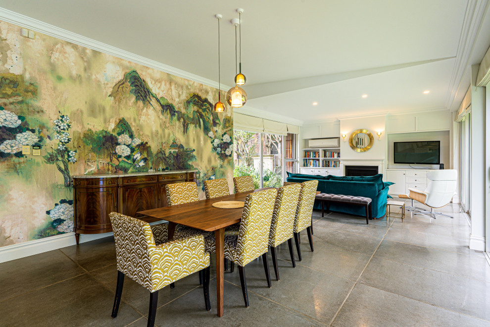Exemple d'une grande salle à manger ouverte sur la cuisine tendance avec un mur beige, un plafond en bois et du papier peint.
