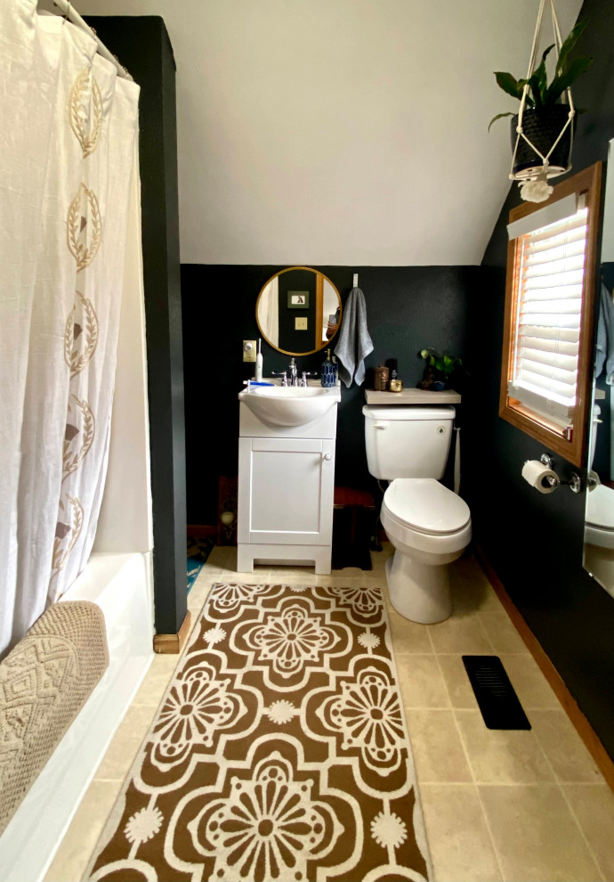 Cette image montre une petite salle de bain nordique avec un placard à porte shaker, des portes de placard blanches, une baignoire en alcôve, un combiné douche/baignoire, un mur gris, une cabine de douche avec un rideau, meuble simple vasque et meuble-lavabo sur pied.