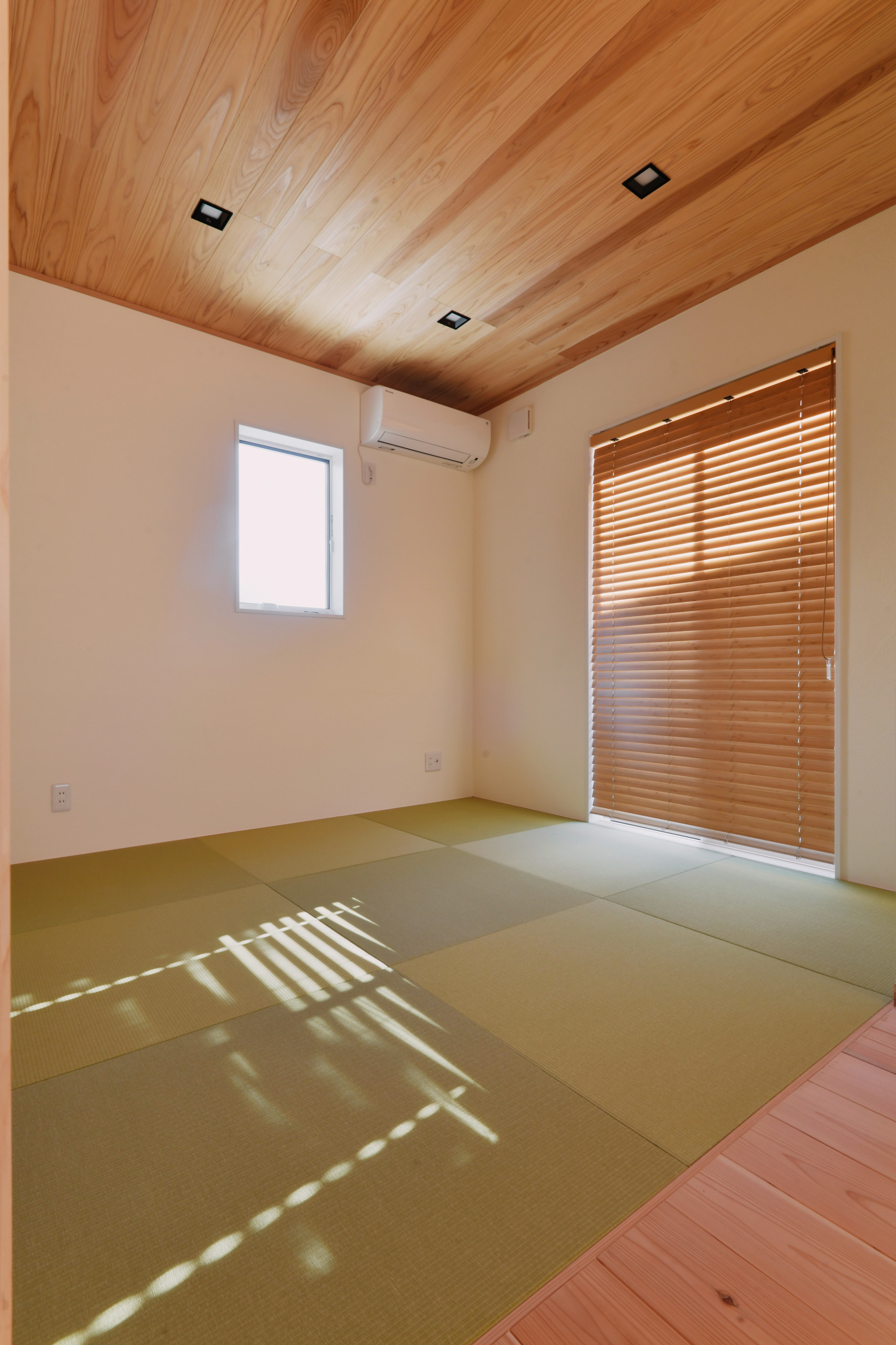屋根裏がある、明るくナチュラルな家