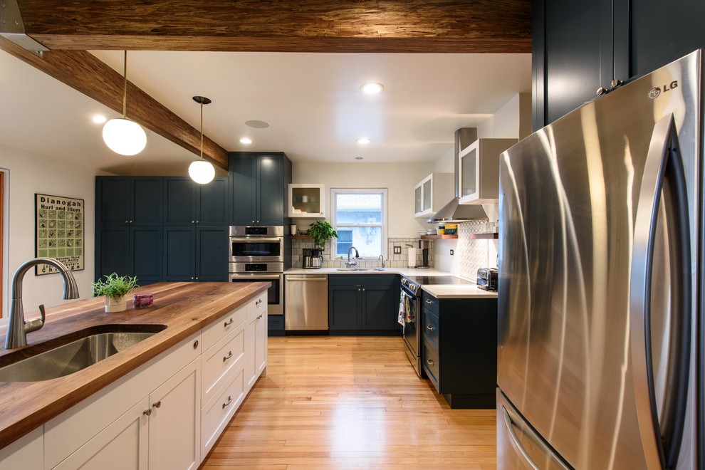 Example of a transitional kitchen design in Chicago