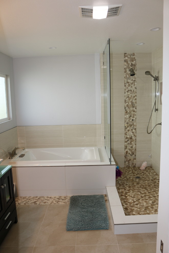 サンディエゴにあるお手頃価格の中くらいなコンテンポラリースタイルのおしゃれな浴室の写真
